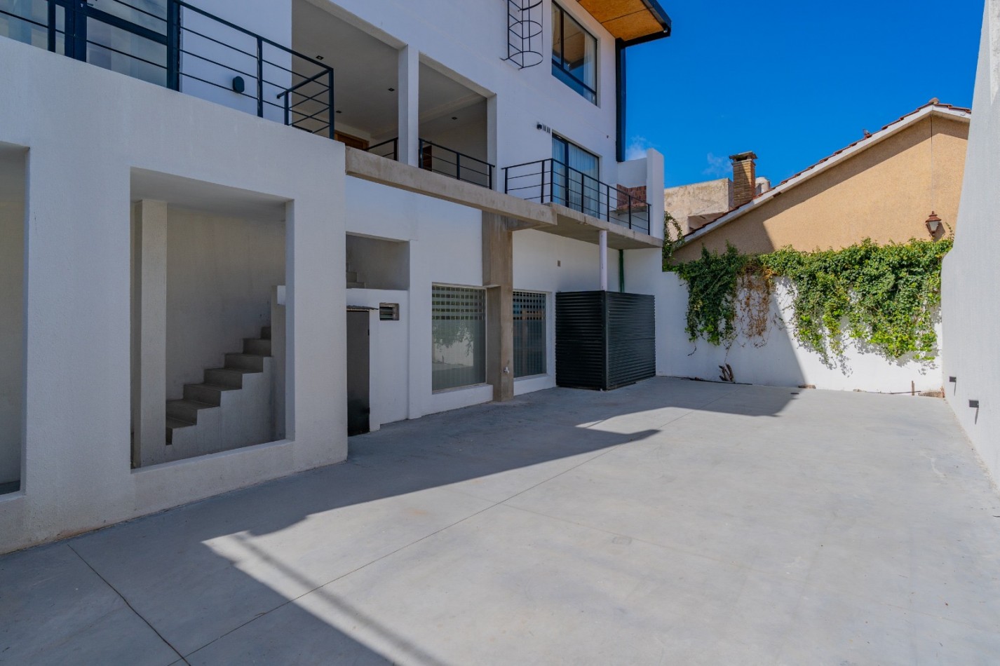 Dto 3 amb al frente c/cochera Brandsen 4210