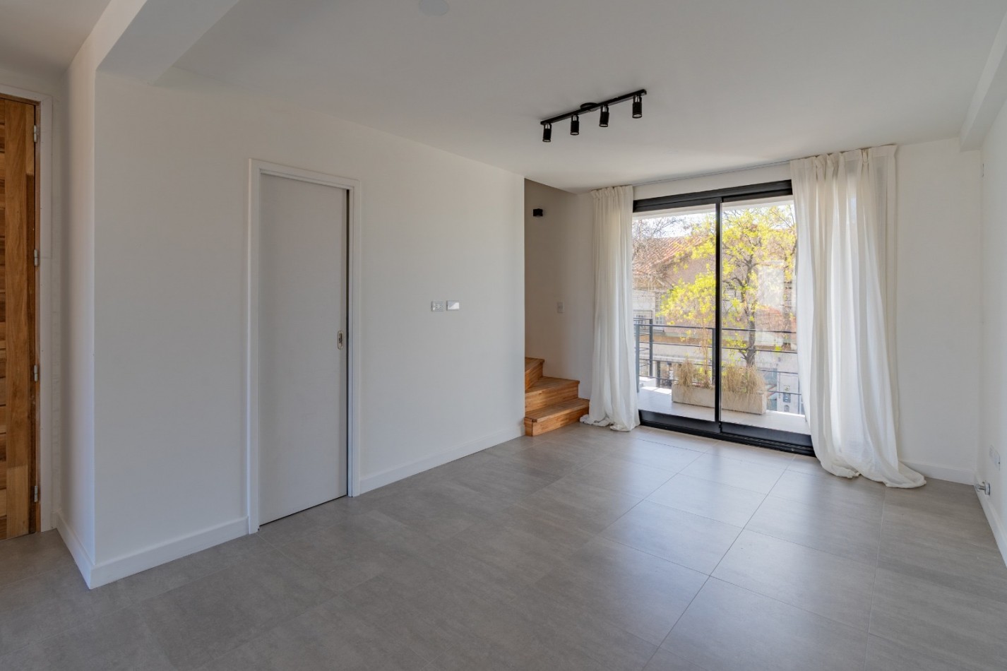 Dto 3 amb al frente c/cochera Brandsen 4210