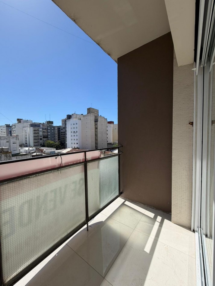 Amb y medio con balcon Bolivar 2672