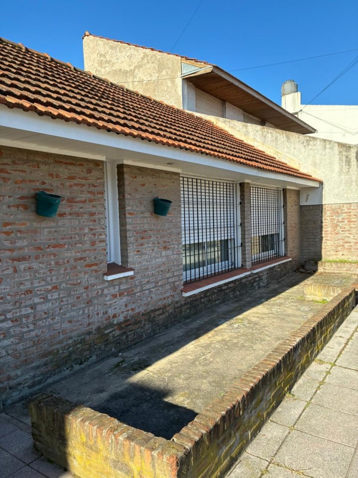 Chalet con local en San Jose. España y Quintana
