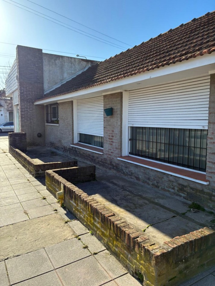 Chalet con local en San Jose. España y Quintana
